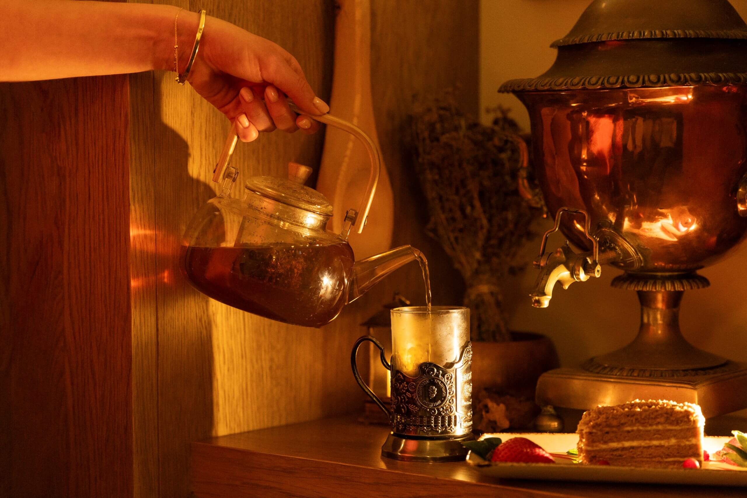 What to Drink and Eat After Sauna: Rehydration, Electrolytes and Recovery